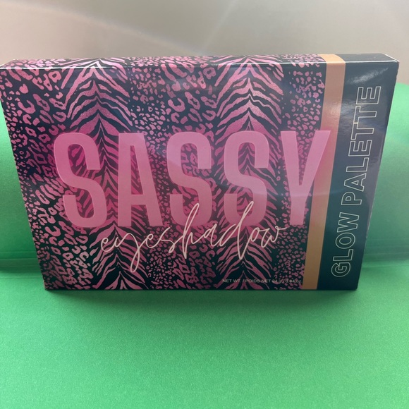 SASSY JONES EYESHA GLOW PALETTE - Picture 1 of 10